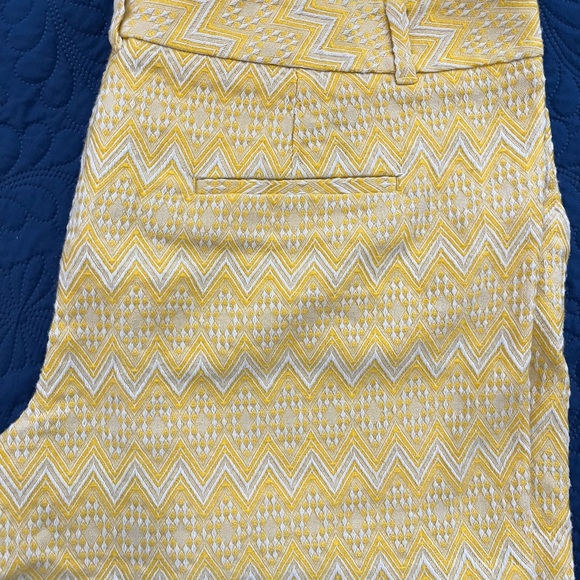 Yellow and white patterned Ann Taylor women’s shorts size 16. - Picture 4 of 5